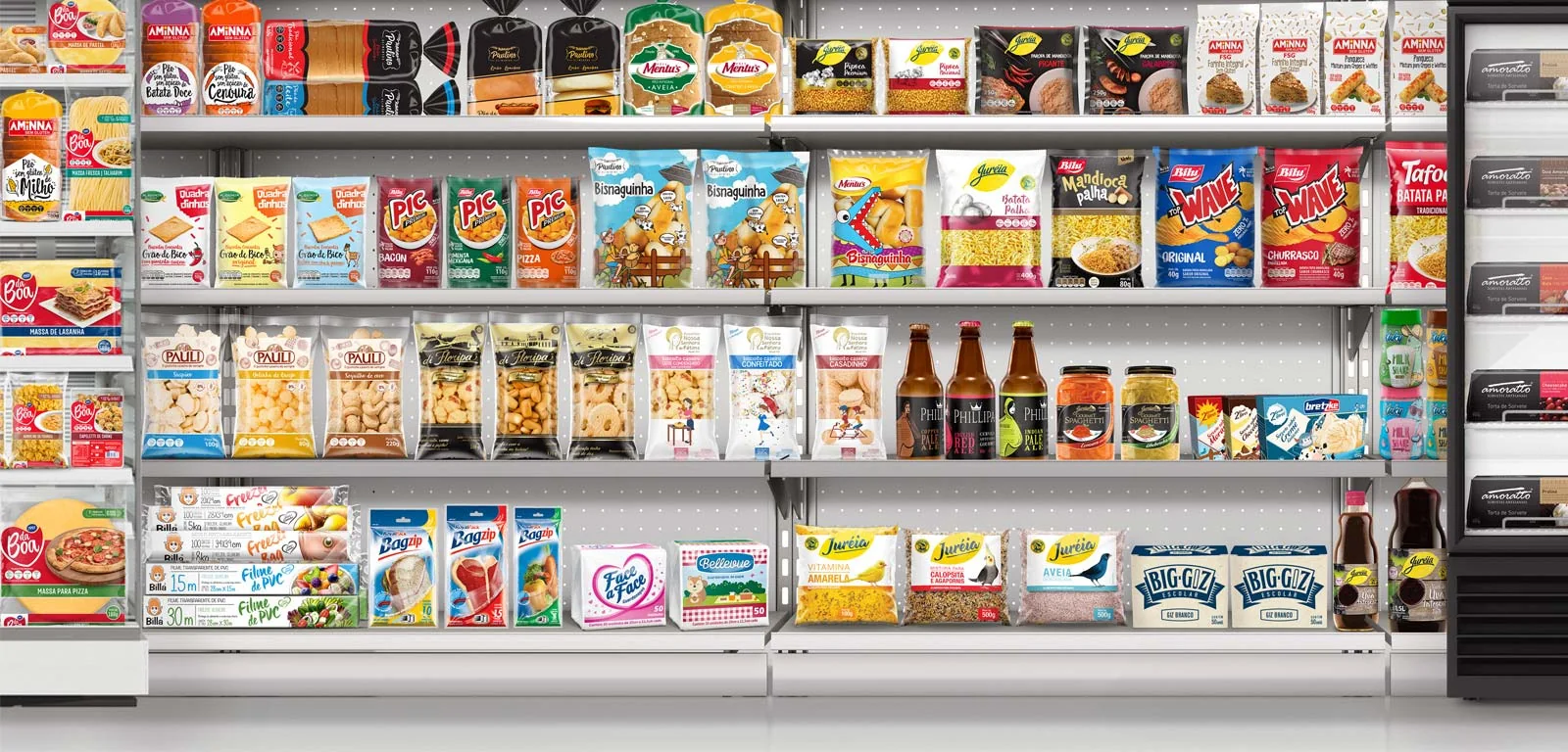 Gôndola de supermercado com dezenas de embalagens de alimentos e bebidas lado a lado.