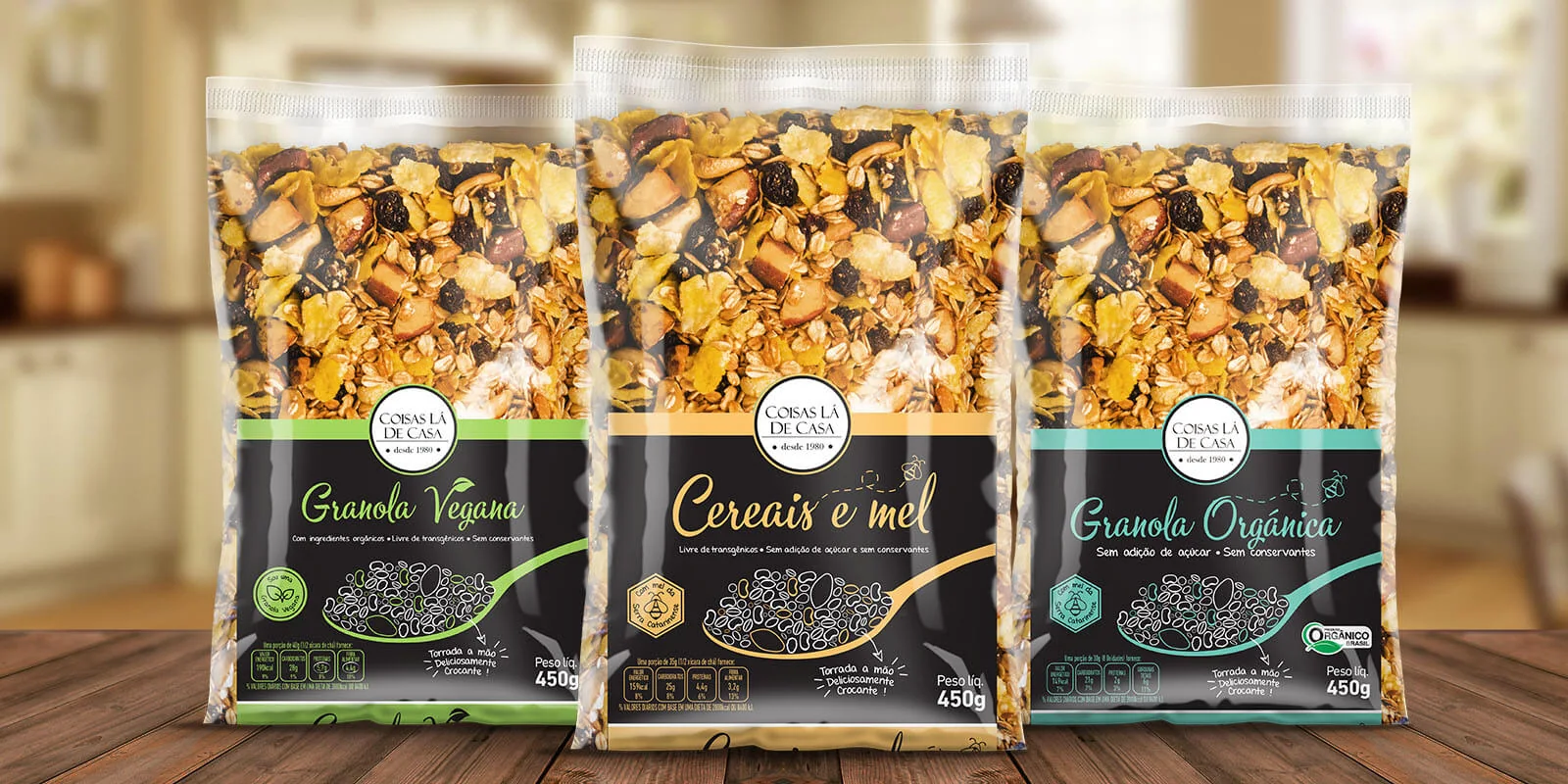 Linha de granolas Coisas Lá de Casa: Granola Vegana, Cereais e Mel e Granola Orgânica, cada sabor com sua cor.