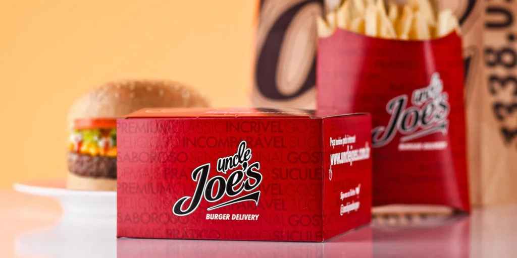 Caixa de hambúrguer e embalagem de batata Uncle Joe's Burger Delivery.